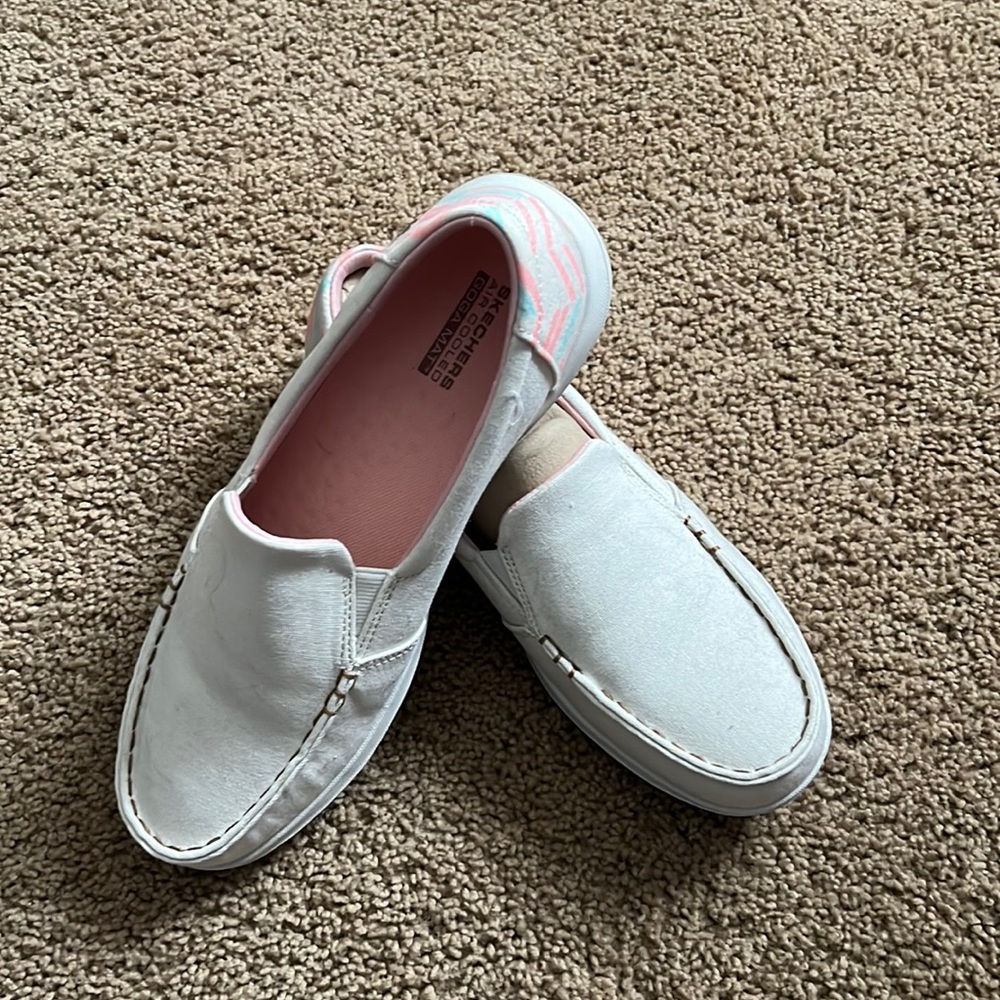 New never worn Sketchers on the go shoes.